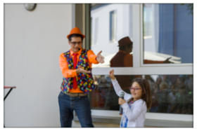 Spettacolo di magia per bambini durante una festa di compleanno