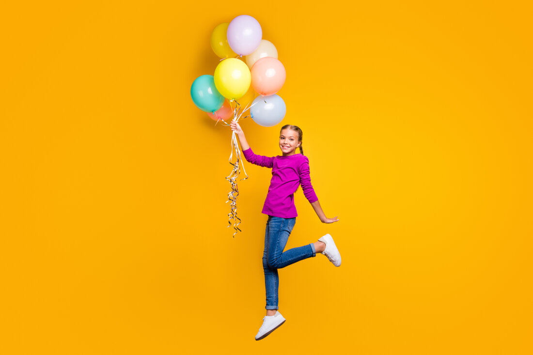 Famiglie con bambini che festeggiano con palloncini colorati