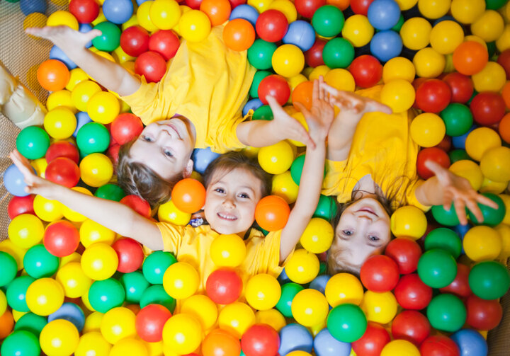 Evento aziendale con area giochi per bambini e animazione
