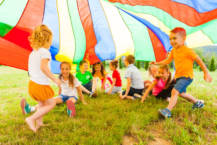 Piazza con famiglie e bambini durante una festa di paese