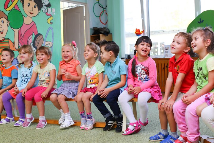 Bambini di una scuola primaria che assistono a uno spettacolo di magia