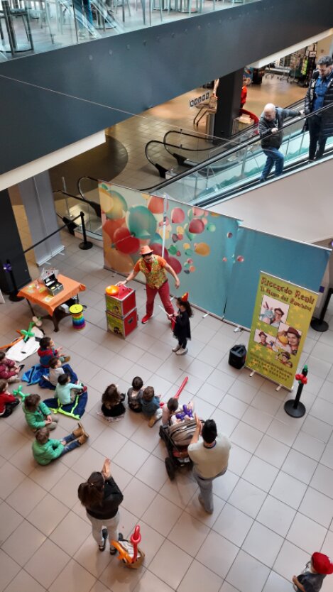 Riccardo Reali, Il Mago dei Bambini, durante uno spettacolo per bambini