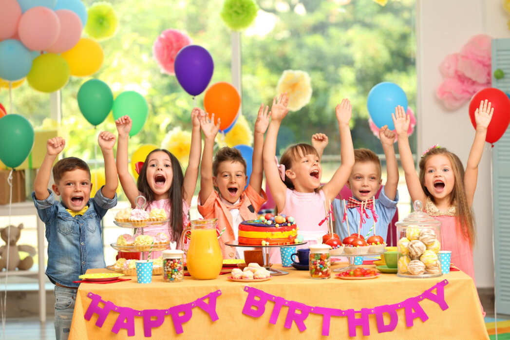 Festa di compleanno per bambini con mago e palloncini colorati