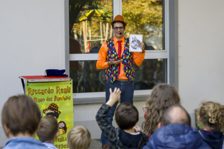 Riccardo Reali, Il Mago dei Bambini, durante uno spettacolo di magia per bambini in Ticino